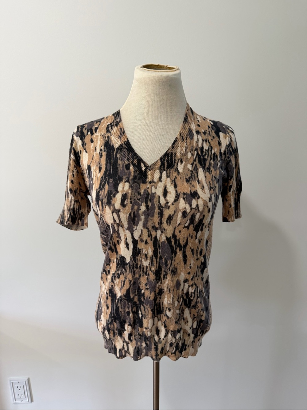 Ann Taylor Short Sleeve Sweater in Black and Tan Abstract